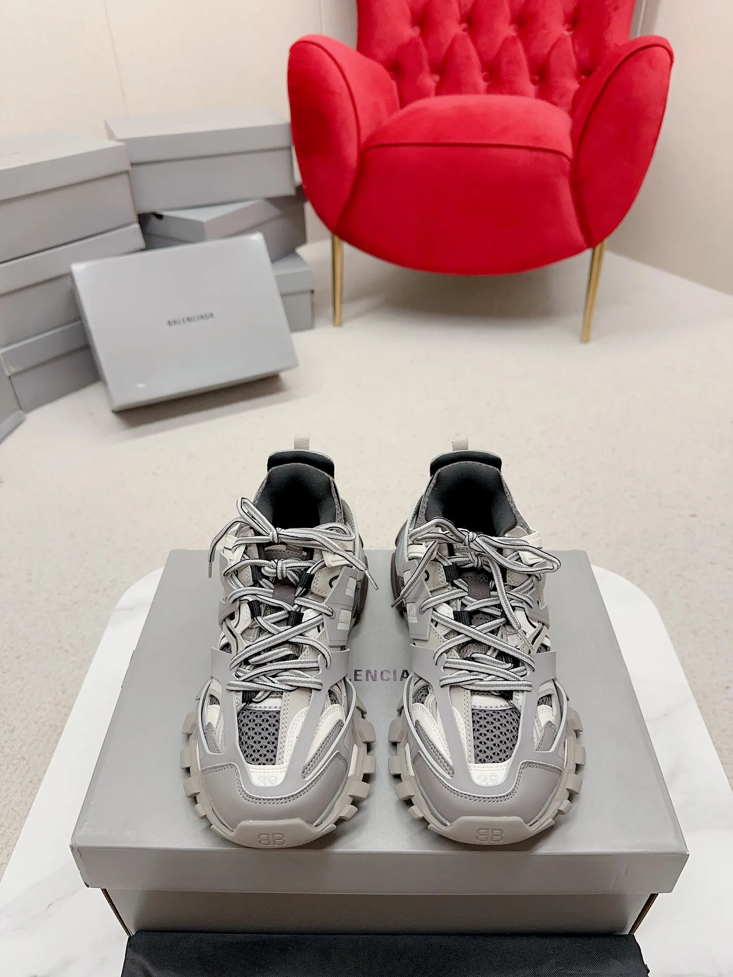 👟👟Ex-factory price 980👟👟 Men's size +10 𝐁𝐚𝐥𝐞𝐧𝐜𝐢𝐚𝐠𝐚|||𝐭𝐫𝐚𝗰𝐤 series 𝟑.𝟎Three generations of sports dad shoes‼ ️ [Top high-end quality from Dongguan Factory] Balenciaga dad shoes ~ super fashionable ~ full and three-dimensional shoes ~ amazing lines ~ very soft and light on the feet ~ super comfortable ~ versatile for commuting ~ can be paired with mid-calf socks, bell bottoms, wide-leg pants, overalls, very high-end ~ very manly and handsome ~ suitable for spring, summer, autumn and winter all year round... ⇢✈ Upper: Exclusive 1:1 original molded custom imported technical fabric mesh + imported cloth + 3M reflective strips [composed of 108 sub-pieces] ⇢✈Inner lining: Breathable mesh ⇢✈Outsole: Exclusive 1:1 original molded PU+TPU+EVA+rubber, a total of 13 sets of grinding tool combinations ⚠️Difference in market currency ~ high-end quality is definitely different ⇢✈𝐒𝐈𝐙𝐄Females: 35, 36, 37, 38, 39, 40 ⇢✈𝐒𝐈𝐙𝐄Men: 39, 40, 41, 42, 43, 44, 45